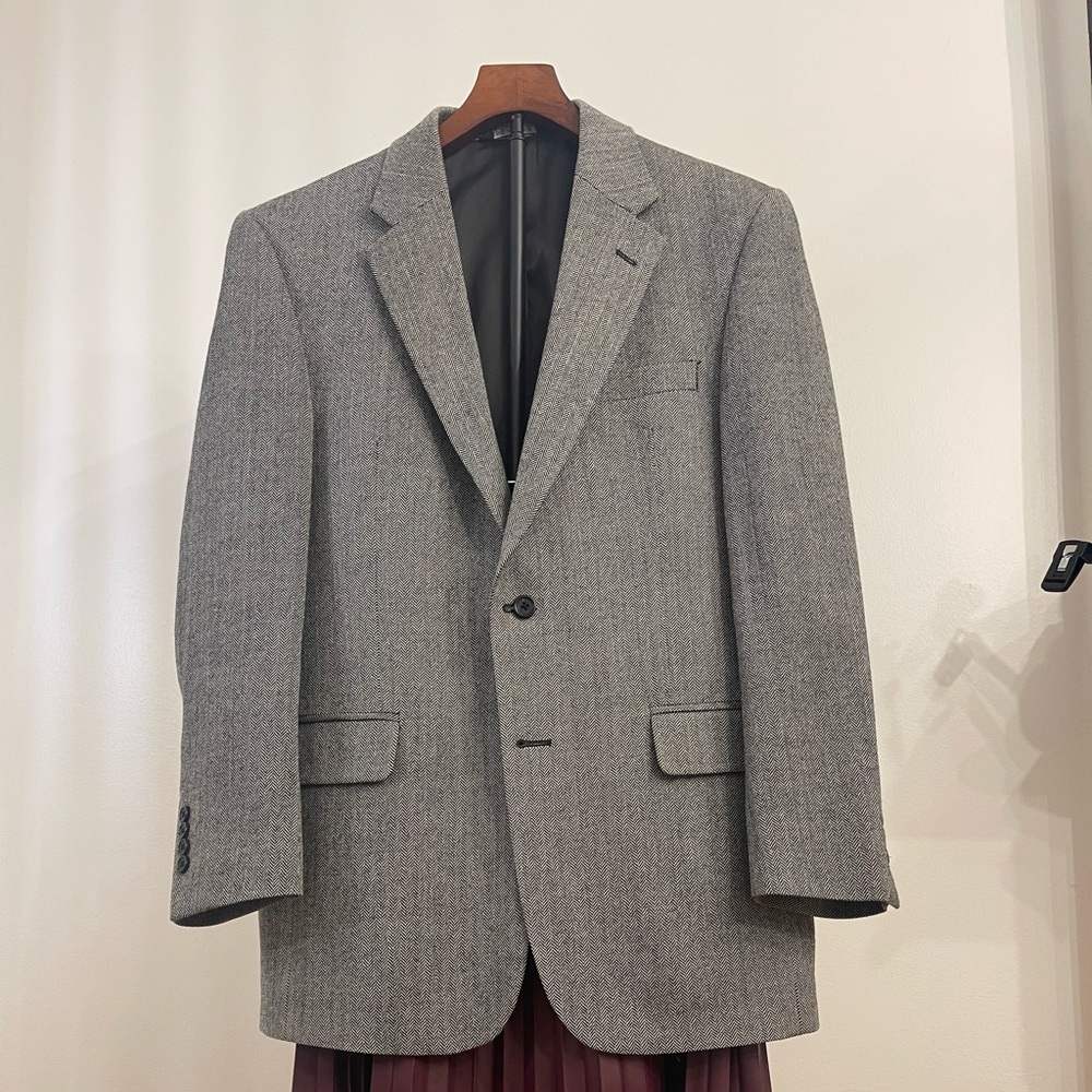 Jos. A. Bank Herringbone Wool-Blend Blazer — Size 44R (Classic Fit)